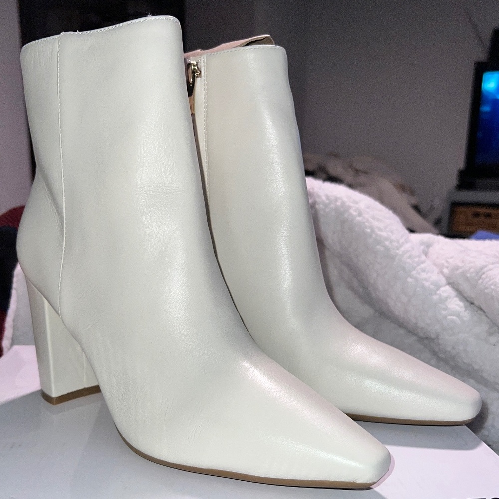 NIB Nine West Ivory Cushioned Dery 9x9 Almond Toe Block Heel Booties